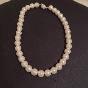 Short pearl necklace